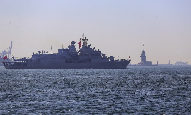 Türk savaş gemileri ve denizaltıları İstanbul Boğazı’ndan geçti